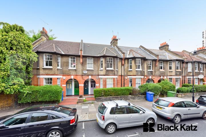 Bright & airy & offering 900 Sq.Ft.of living & entertaining space Councillor Street , Oval